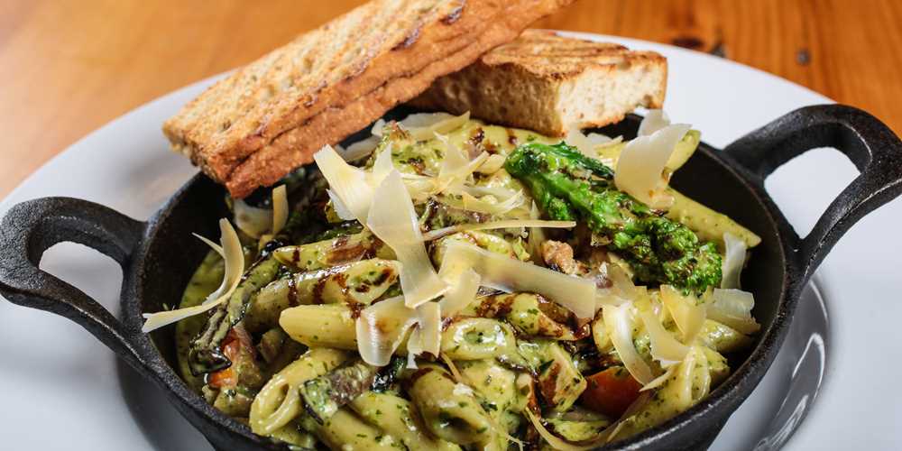 Pesto chicken penne pasta with grilled crostini 